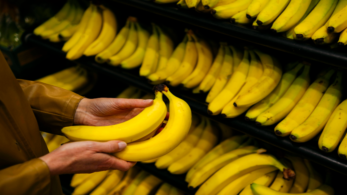 Person hÃ¤lt Bananen in der Hand