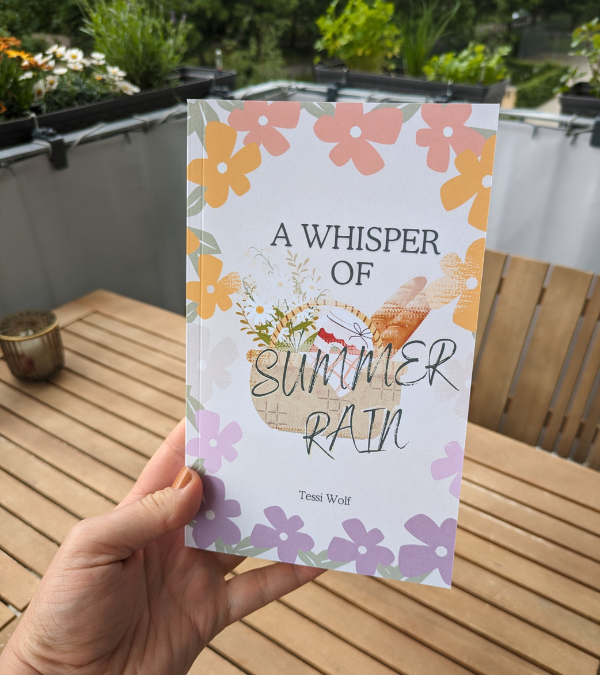 Das Taschenbuch von „A Whisper Of Summer Rain“ wird in die Kamera gehalten.