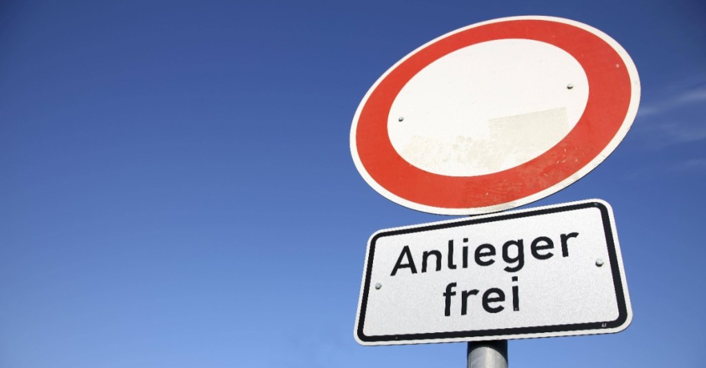 Durchfahrt verboten und Anlieger frei Schilder vor blauem Himmel