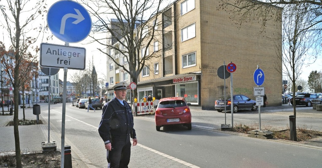 Verkehrspolizist überwacht die Einfahrt in eine Anliegerstraße