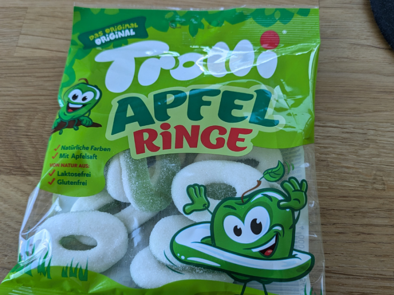 Eine Packung Apfelringe-Gummibärchen.