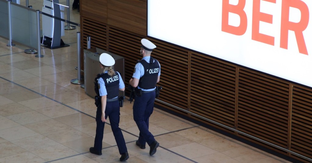 Polizisten kontrollieren den Berliner Flughafen