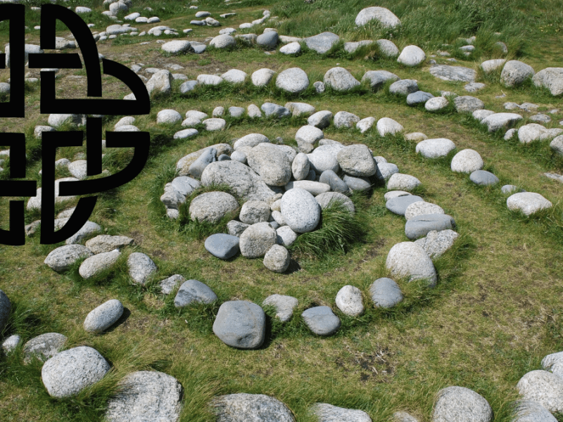 Man sieht Steinkreise einer keltischen Siedlung. Darüber ist die Grafik eines keltischen Knotens retuschiert.