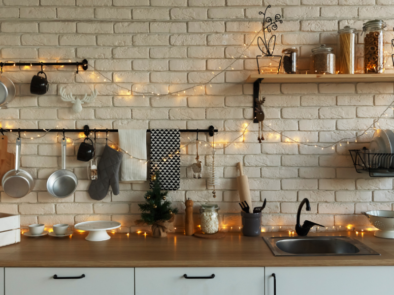 Eine Küchenzeile dekoriert mit einer leuchtenden Lichterkette.