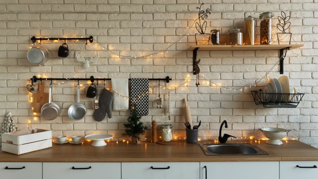 Eine Küchenzeile dekoriert mit einer leuchtenden Lichterkette.