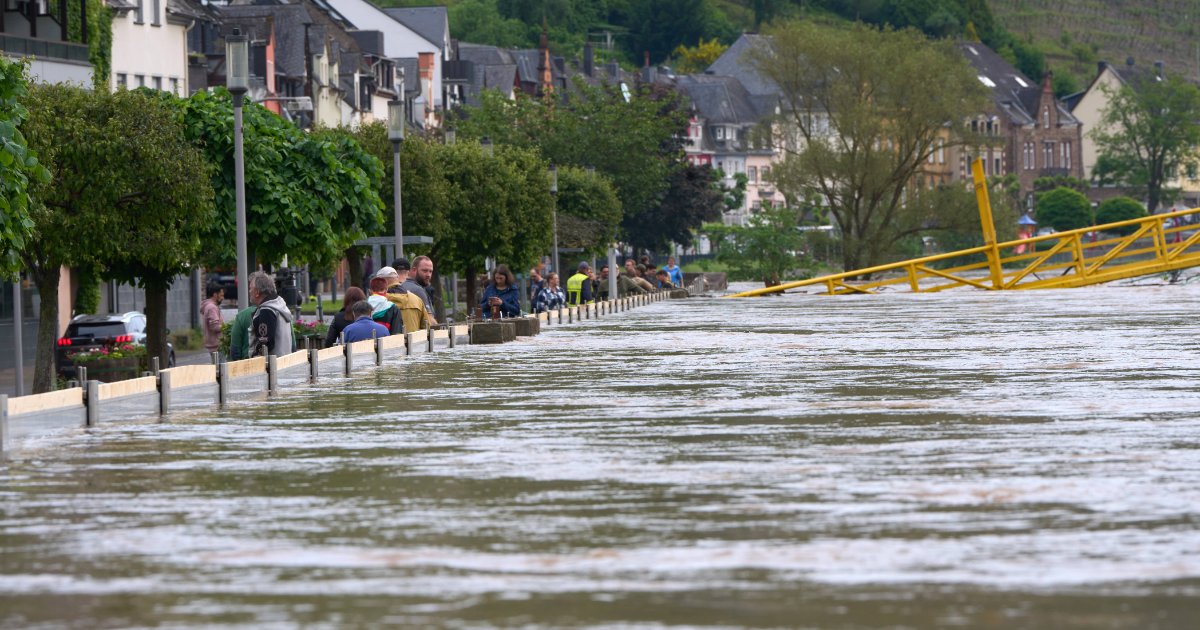 Das Wasser steht so hoch, dass es kurz davor ist, über eine Stadtmauer zu laufen.