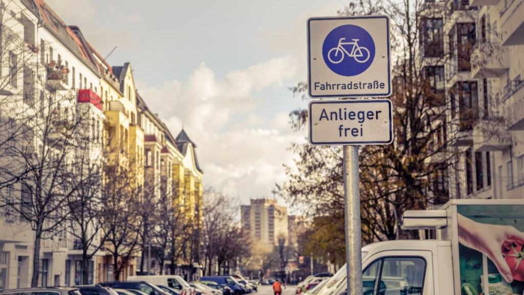 Eine Fahrradstraße mit dem Verkehrsschild Anlieger frei
