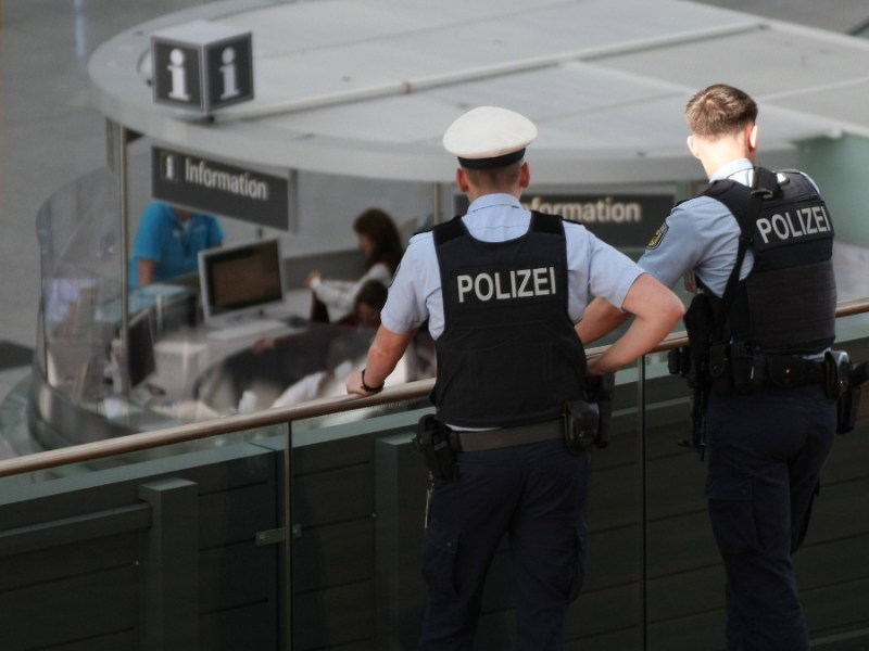 Zwei Polizisten am Flughafen