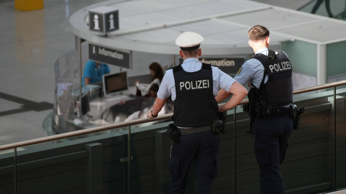 Zwei Polizisten am Flughafen
