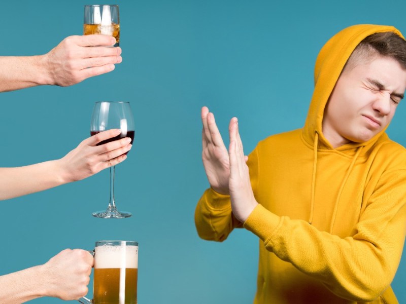 Teenager, der verschiedene Sorten Alkohol ablehnt