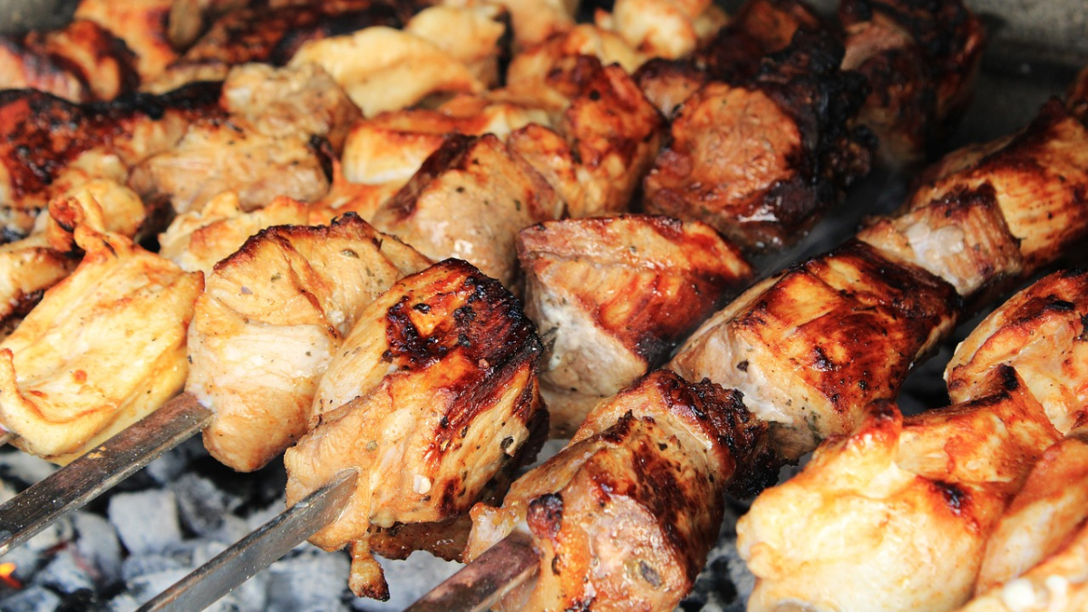 Fleischspieße auf dem Grill.