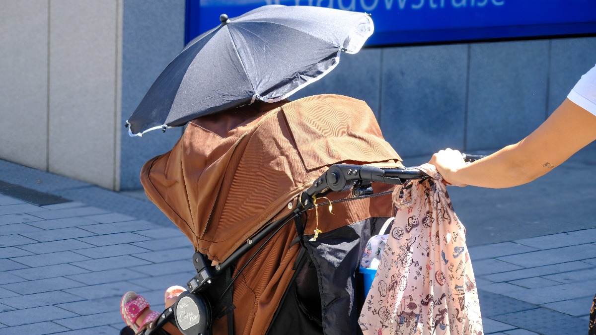 Kinderwagen mit Sonnenschutz