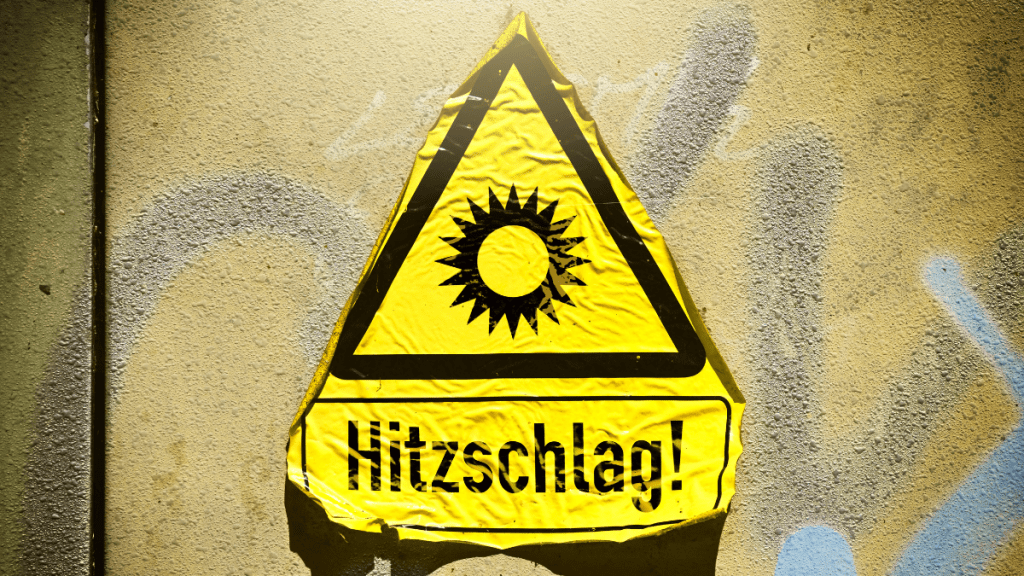 Ein Warnschild mit dem Wort „Hitzschlag“.