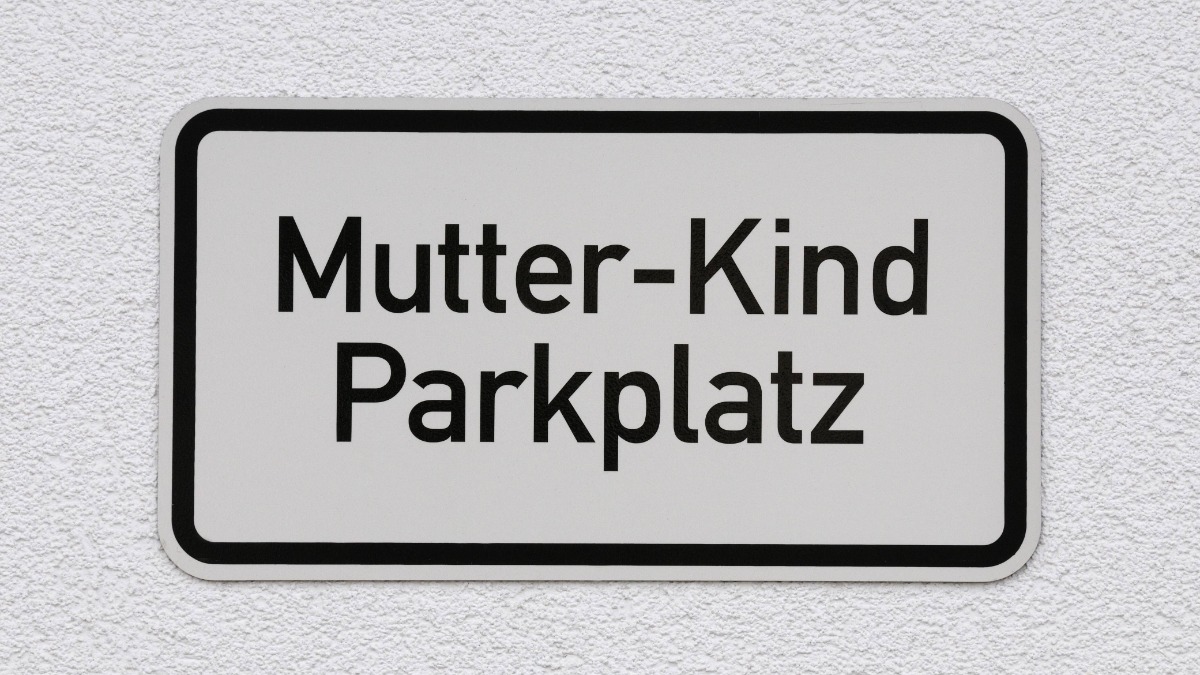 Schild, das auf einen Mutter-Kind-Parkplatz hinweist