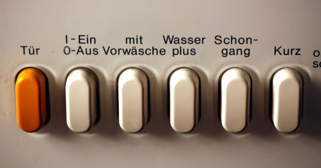 Knöpfe an einer Waschmaschine