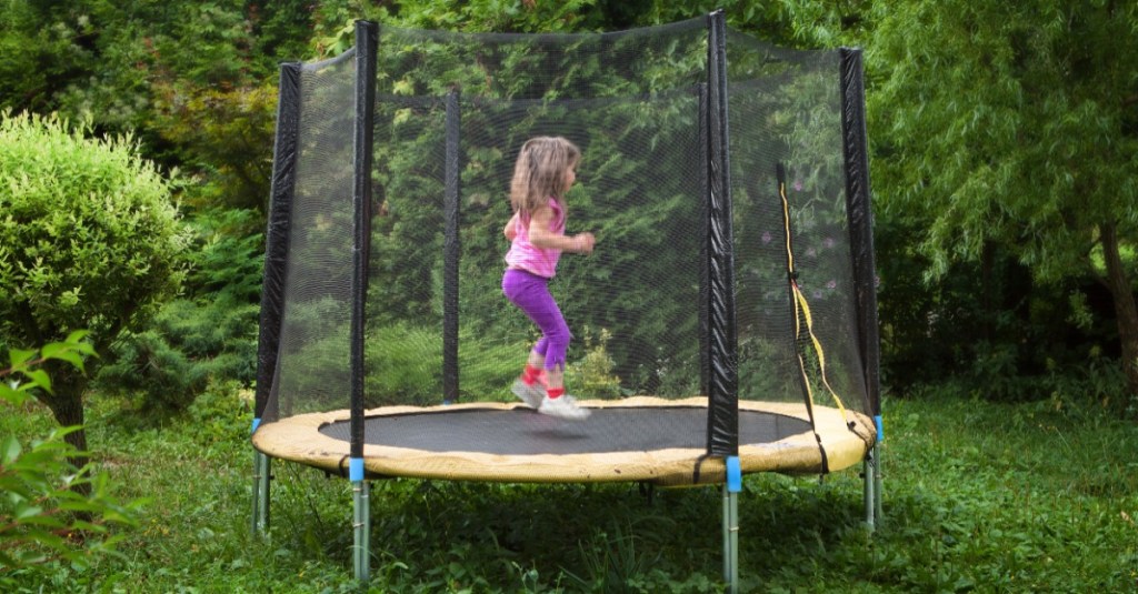 Kleines Mädchen springt alleine auf einem Trampolin