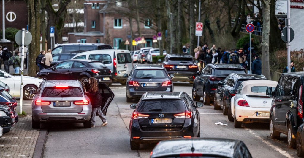 sicherer Schulweg: Eltern, die ihre Kinder mit dem Auto zur Schule bringen