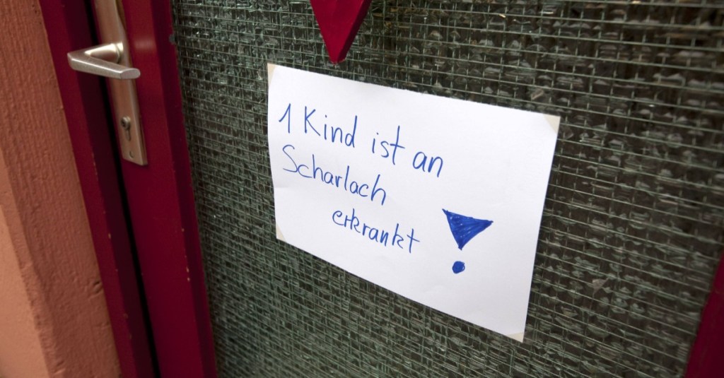 Ein Schild an der Tür weist auf einen Fall mit Scharlach hin.