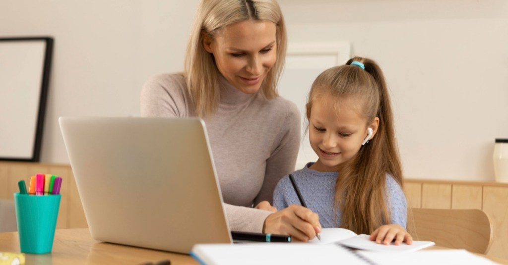 Mutter hilft der Tochter beim Surfen im Internet