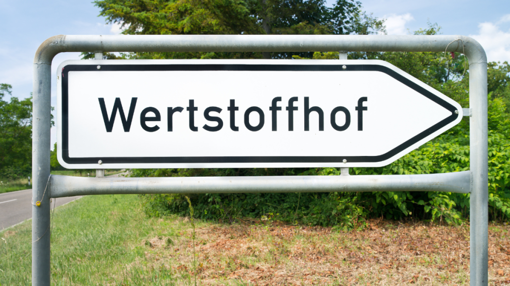 Ein Schild zum Wertstoffhof