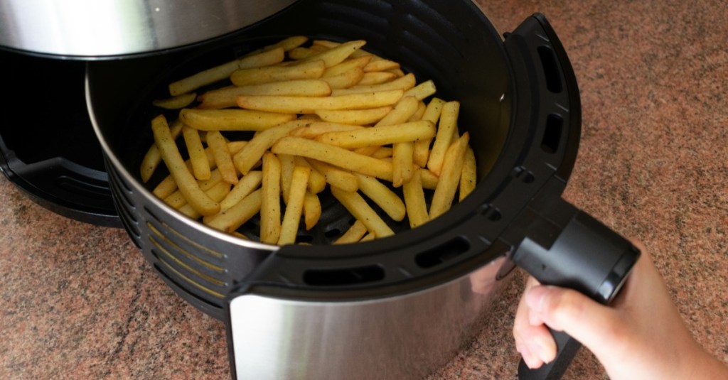 Pommes, die in der Heißluftfritteuse zubereitet werden