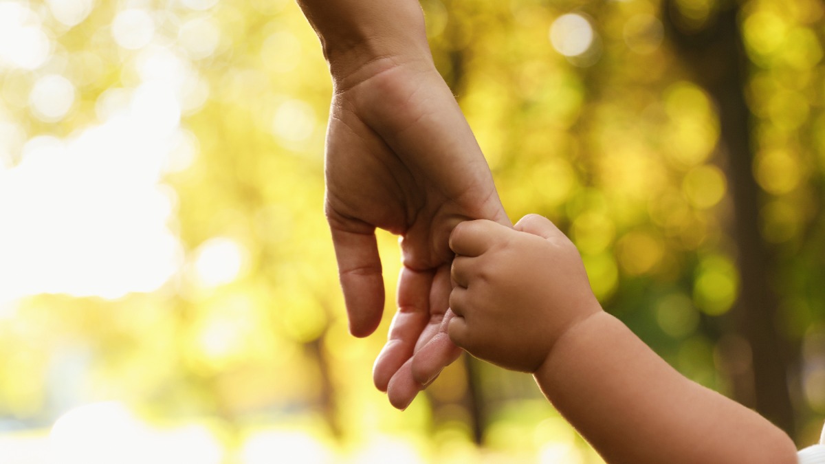 Tochter hält die Hand der Mutter