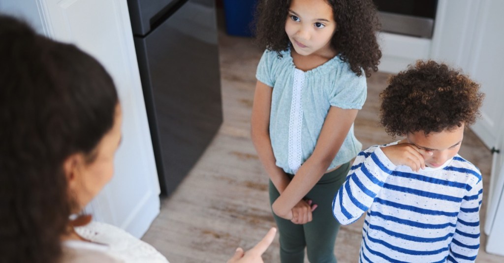 Mutter ermahnt Tochter und Sohn