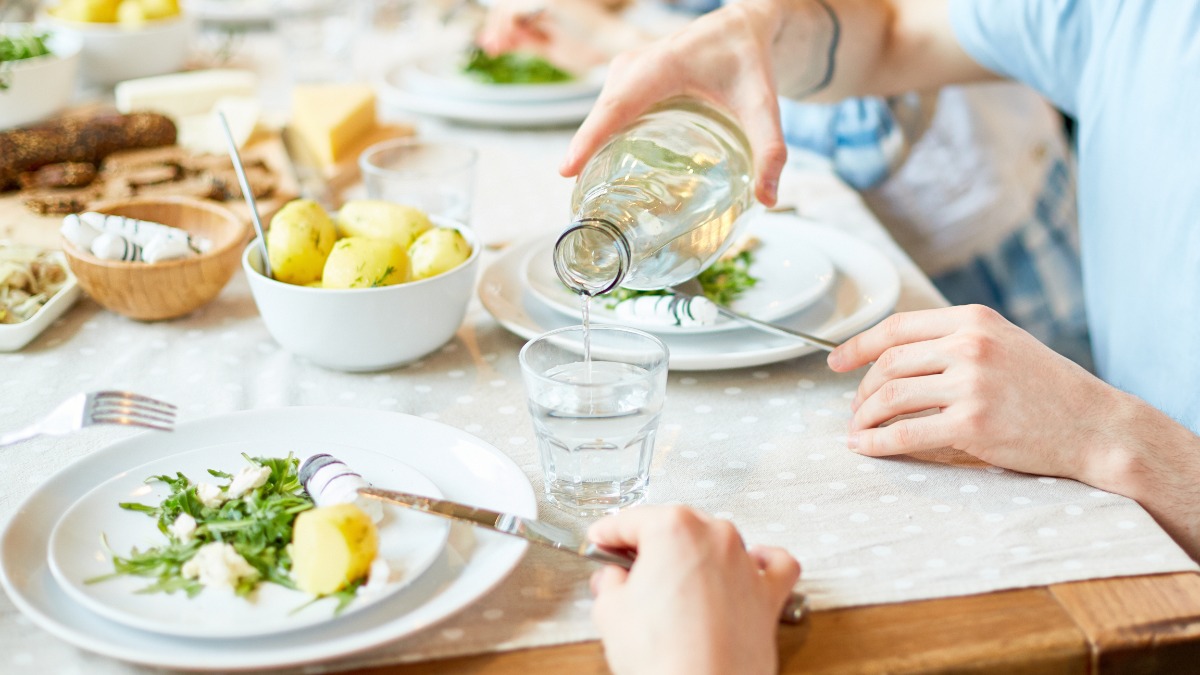 ein hÃ¼bsch gedeckter Tisch mit Kartoffeln in einer Schale