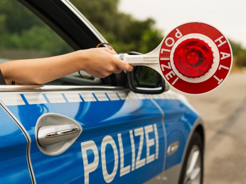 Polizei bei einer Verkehrskontrolle