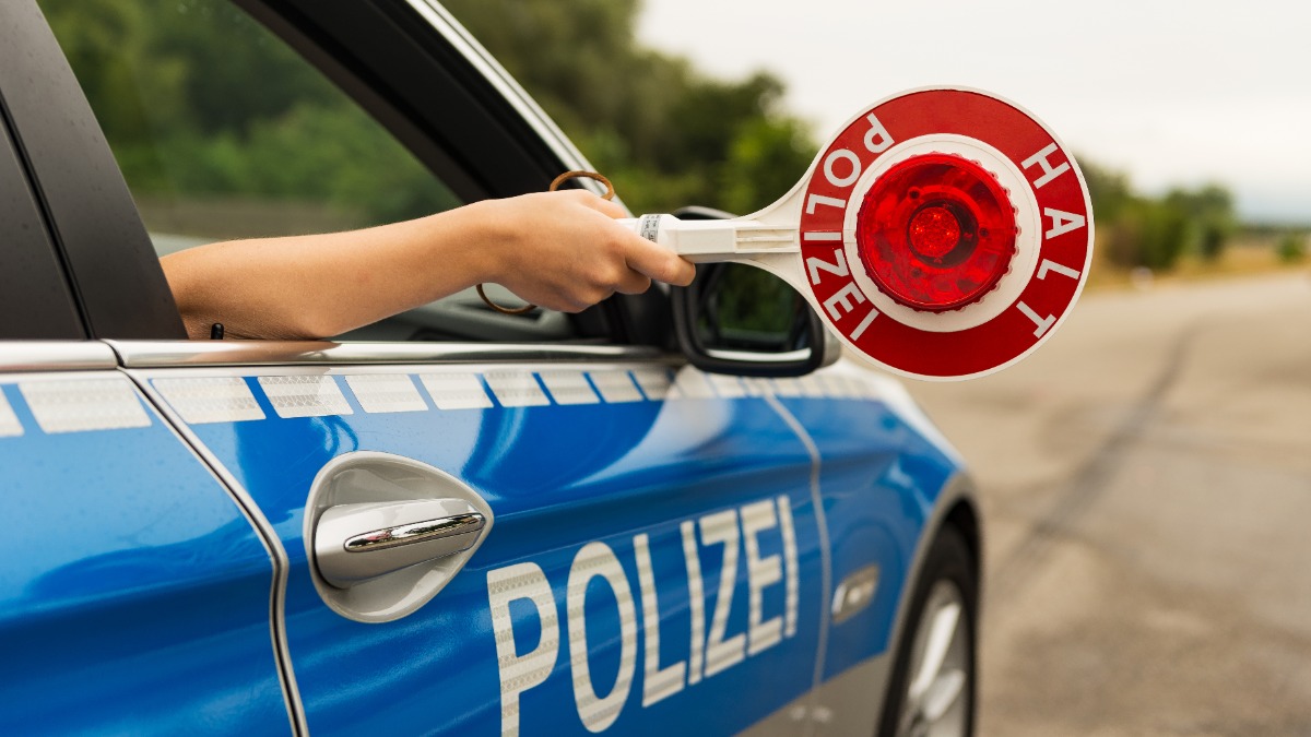 Polizei bei einer Verkehrskontrolle