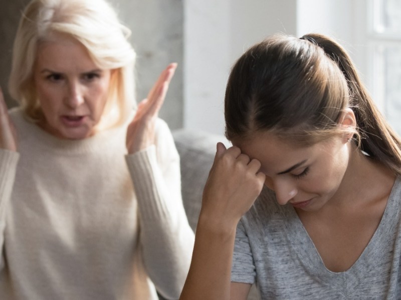 verärgerte Mutter spricht mit ihrer erwachsenen Tochter