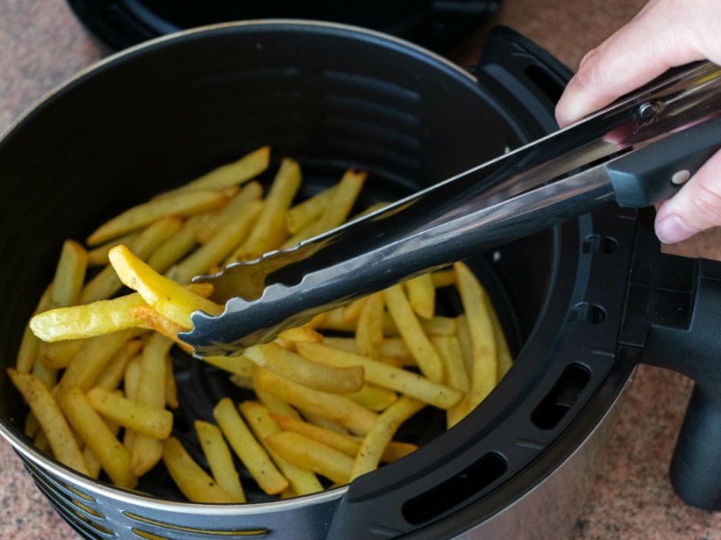 Pommes, die in der Heißluftfritteuse zubereitet werden