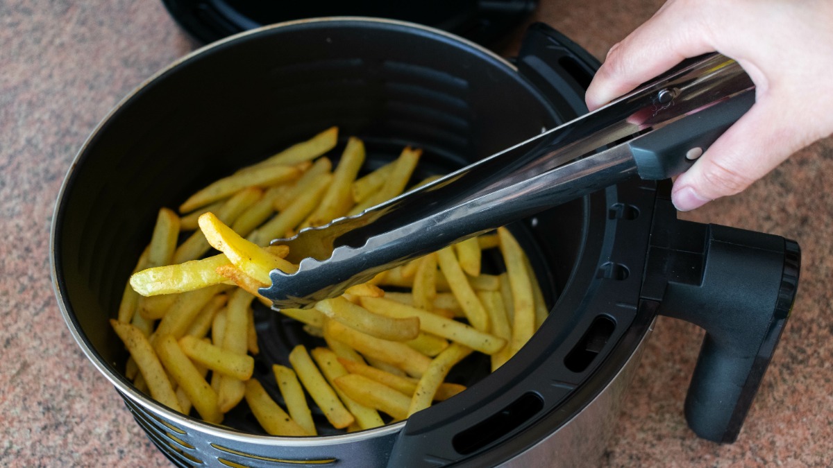 Pommes, die in der Heißluftfritteuse zubereitet werden