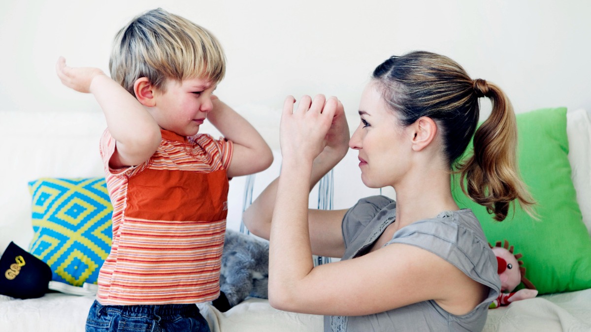 Kind haut oder beißt: Mutter wehrt Schläge ihres Sohnes ab