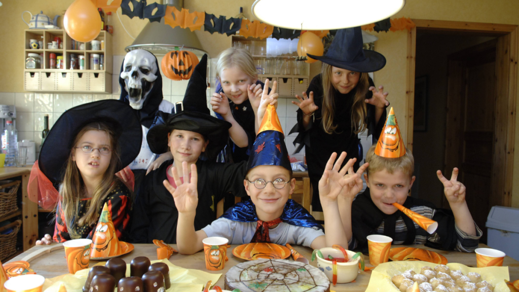 Verkleidete Kinder mit gruseligen Kostümen auf einer Halloween-Kinderparty