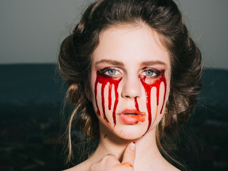 Halloween Make-up mit Kunstblut