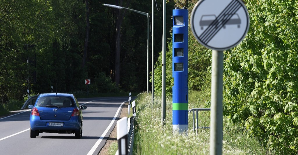 blaue Mautkontrollsäule am Strßenrand