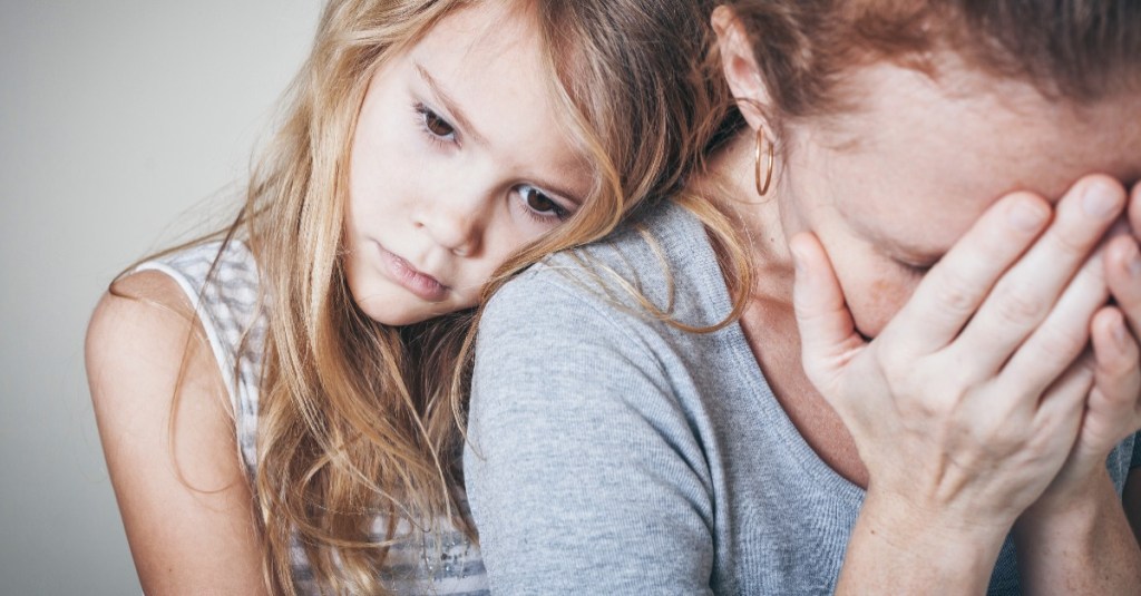 Mutter ist traurig und wird von Tochter getröstet