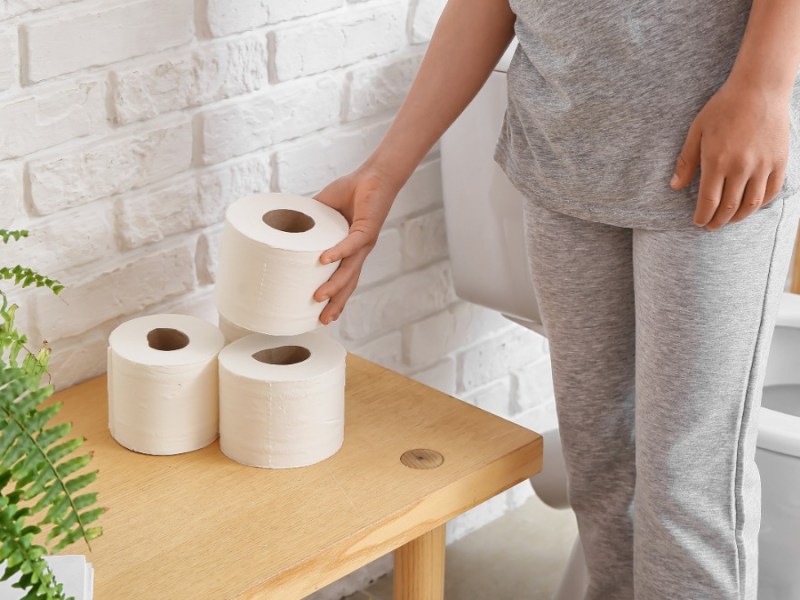 Auf einer Ablage im Badezimmer stehen 4 Rollen Toilettenpapier