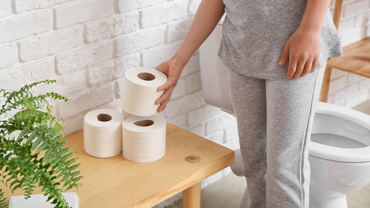 Auf einer Ablage im Badezimmer stehen 4 Rollen Toilettenpapier