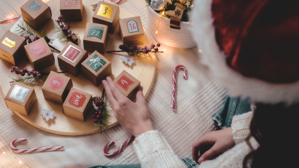 Teenager öffnet Adventskalender