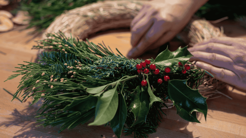 Adventskranz-Ideen ein Kranz wird mit Tannengrün gebunden