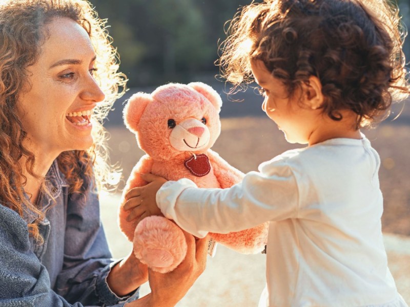 Kinder bekommen ständig Geschenke: Mutter gibt ihrer Tochter ein Kuscheltier