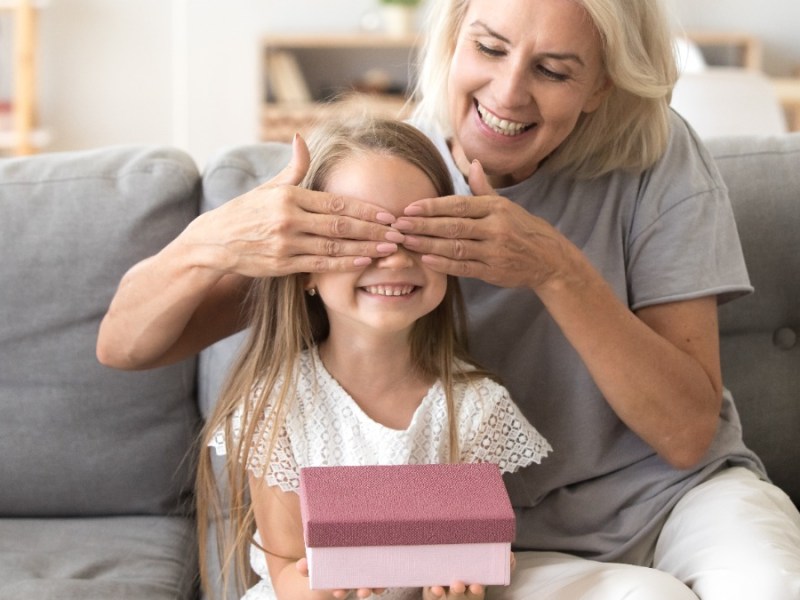 eine Großmutter macht ihrer Enkelin eine Freude