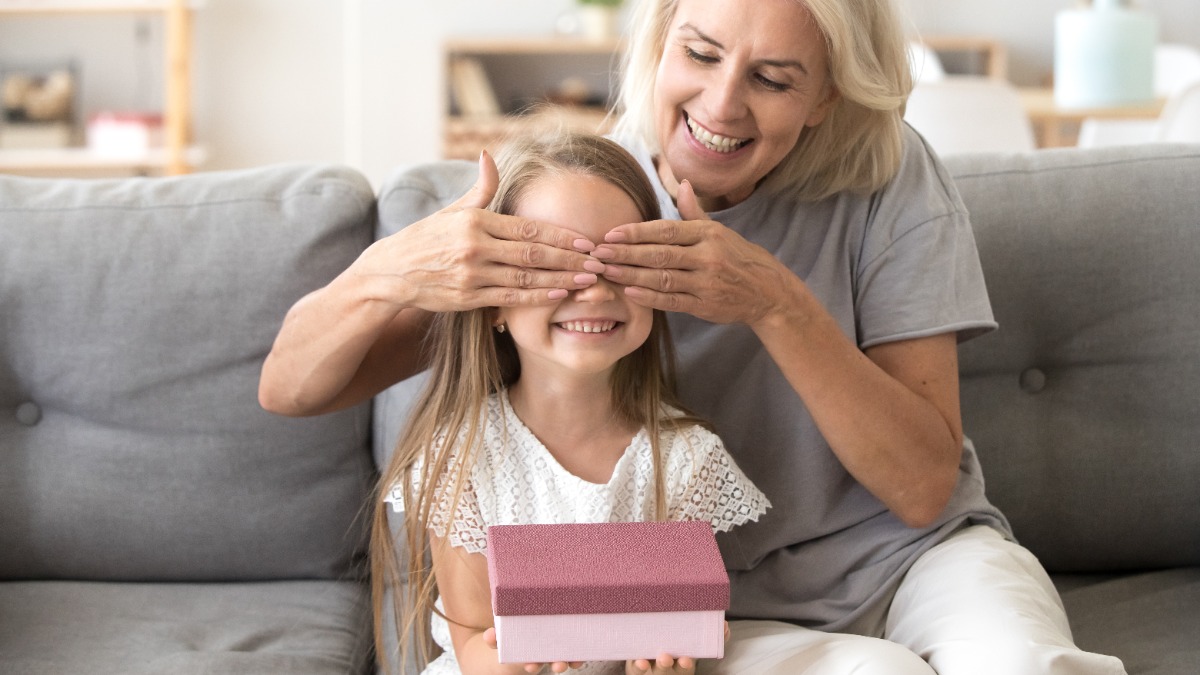 eine Großmutter macht ihrer Enkelin eine Freude