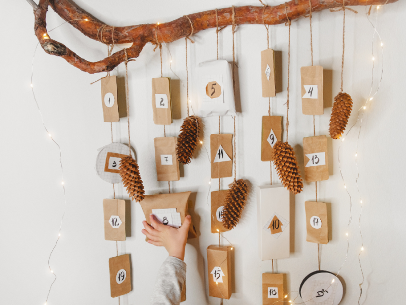 Nachhaltiger Adventskalender am Ast