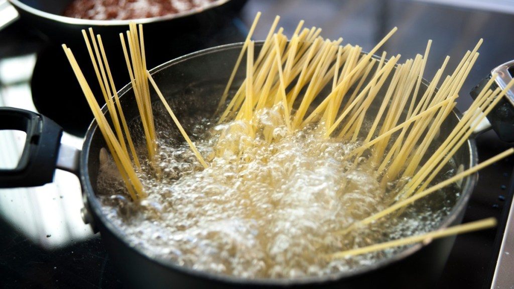 Lifehack: So kleben Nudeln beim Kochen nicht mehr zusammen