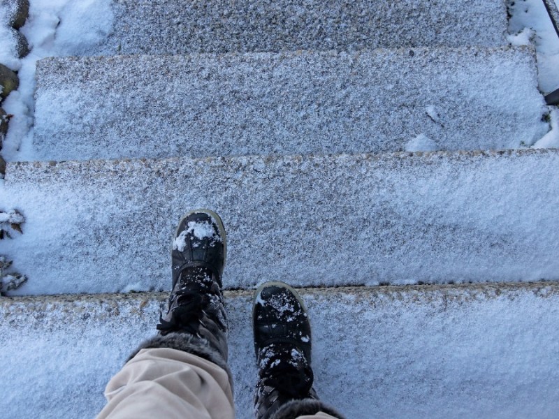 Enteiserspray: eine Treppe ist mit einer dünnen Schneeschicht bedeckt