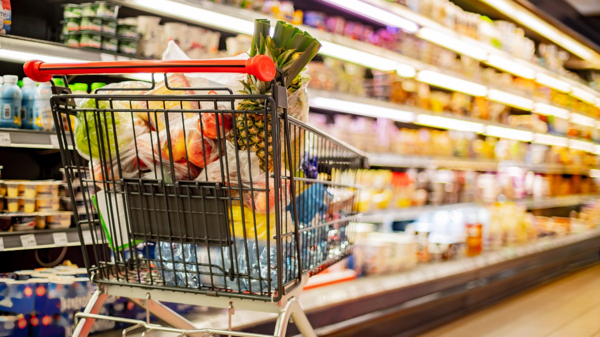 Supermarkt Einkaufsfallen: ein voller Einkaufswagen steht in einem Supermarkt