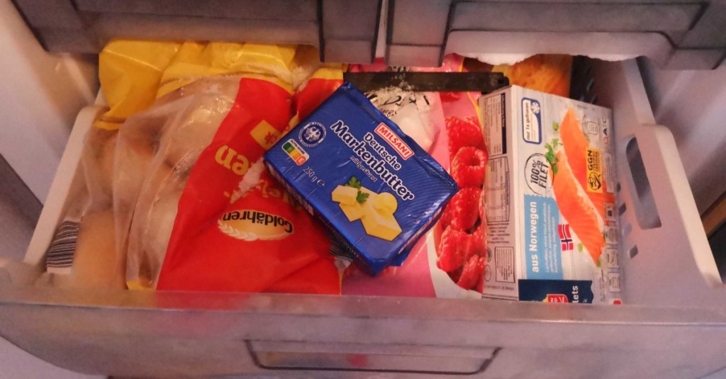 Butter einfrieren: ein Paket Butter liegt im Tiefkühlschrank